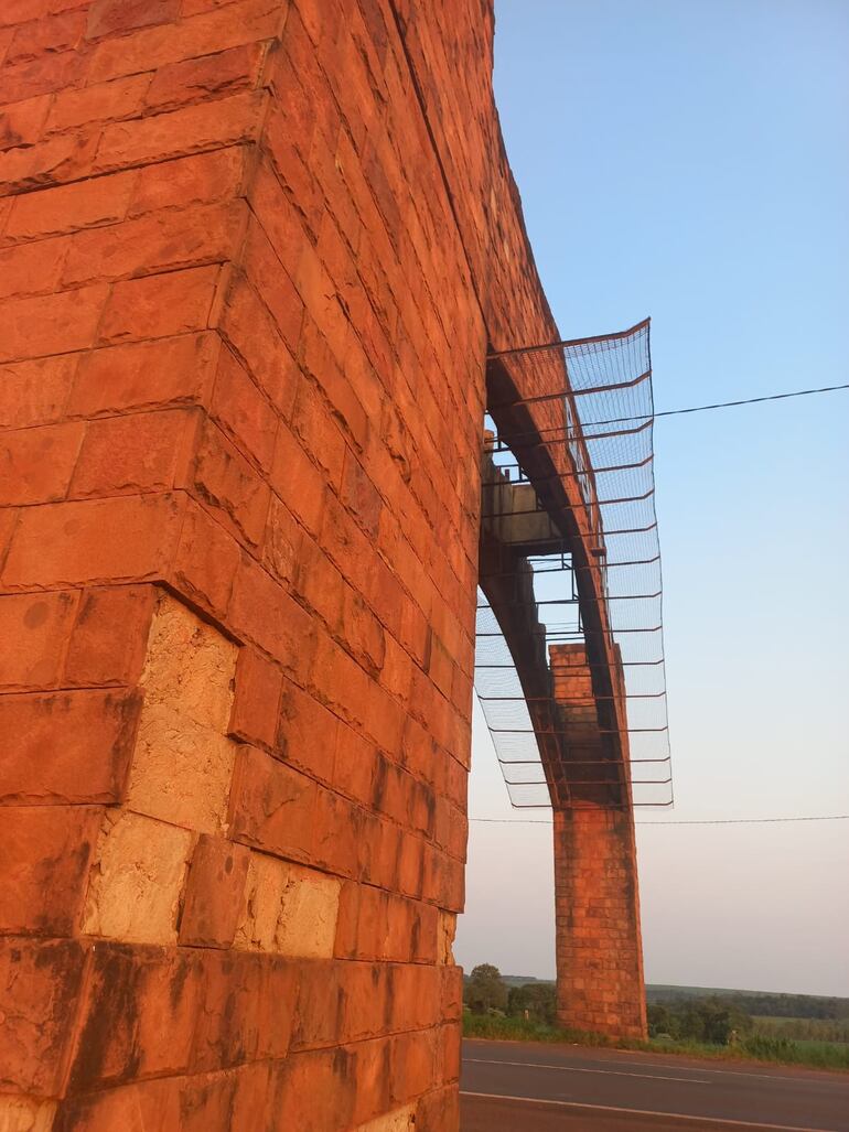 La estructura del pórtico de bienvenida al departamento está hecha de hormigón armado y revestido con ladrillos y piedra caliza.