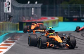 El monoplaza de McLaren del piloto británico Lando Norris en la carrera sprint del Gran Premio de Miami en el Autódromo Internacional de Miami, en Miami Gardens, Estados Unidos.