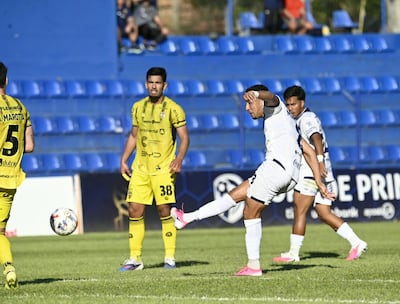 El mediocampista del Sportivo Ameliano, Estivel Moreira ejecuta el tiro intencionado que terminó siendo el empate transitorio, en Villa Elisa.