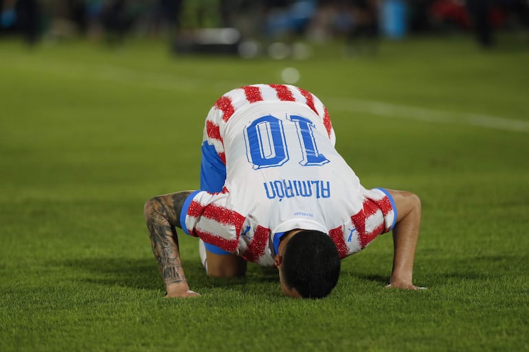 Miguel Almirón de Paraguay celebra un gol este viernes, en un partido amistoso entre Paraguay y Nicaragua previo a la Copa Mundial de Fútbol 2026 en el estadio Defensores del Chaco en Asunción.