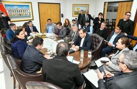 Una inusual asistencia masiva se registró ayer en mesa directiva de Diputados.