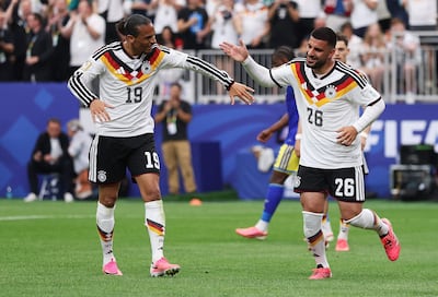 Deniz Undav (#26) es saludado por Leroy Sané luego de convertir uno de los dos goles con los cuales Alemania, en el epílogo del partido, venció a Costa de Marfil.