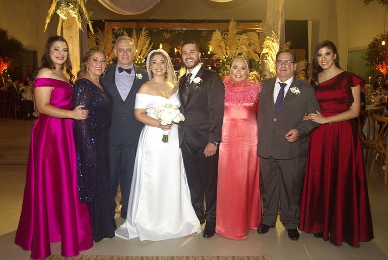Los recién casados en compañía de su familia: Marcia Sosa Medina, Celia Medina García, Ángel Enrique Sosa Villamayor, María Celia Pefaur Monges, Luis Jorge Real Sohlberg y Teresa Real Pefaur.
