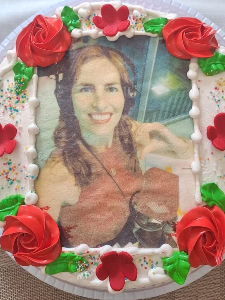 La torta de cumple de Gaby Mallorquín tenía su imagen en la cabina de Cardinal Romance. (Instagram/Gaby Mallorquín)