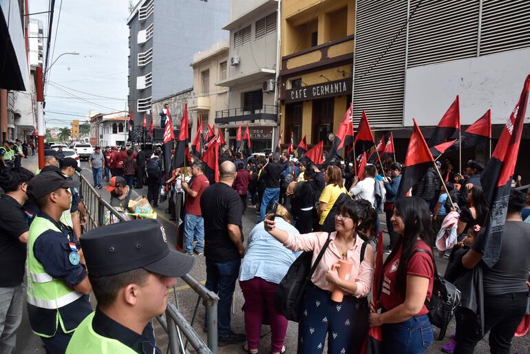 Organizacion OTEP AUTENTICA SE MANIFIESTA frente  al Ministerio de Educación y cultura