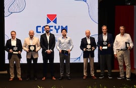 Durante el brindis de celebración, los antiguos presidentes de CAFyM, recibieron una placa de agradecimiento.
