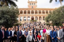 Grupo de intendentes de Paraguarí, vestidos formalmente, reunidos frente a un edificio gubernamental, con expresiones mixtas de felicidad y tristeza.
