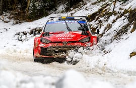 Oliver Solberg y Elliott Edmondson (Toyota GR Yaris Rally1) siguen como líderes de la general.