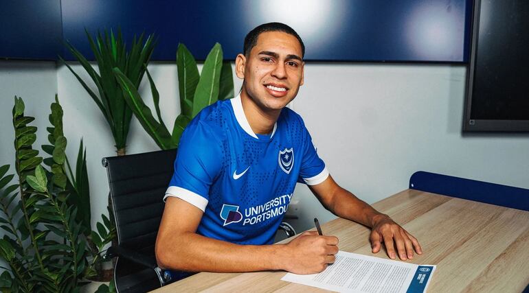 El extremo paraguayo, Gustavo Caballero firmando su contrato con el Portsmouth Football Club, de la EFL Championship, segunda división en Inglaterra.