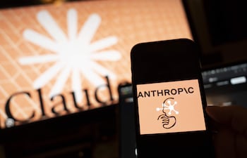 Fotografía de archivo del 12 de marzo de 2026 que muestra una persona sosteniendo un teléfono con el logotipo compañía Anthropic en Nueva York (Estados Unidos).