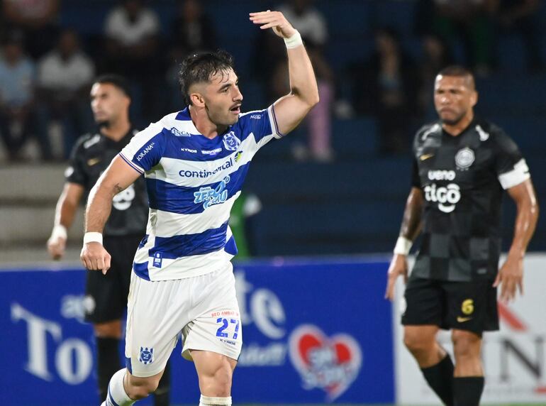 Diego Acosta, futbolista de 2 de Mayo, celebra un gol en el partido frente a Olimpia por la segunda fecha del torneo Apertura 2026 de la Primera División de Paraguay en el estadio Río Parapití, en Pedro Juan Caballero, Paraguay.