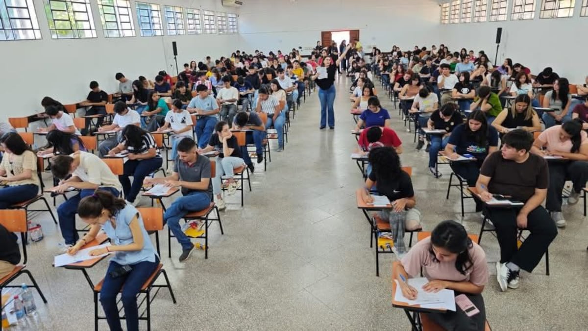 El Gobierno amplía de 5.000 a 7.600 el cupo de becas para educación superior