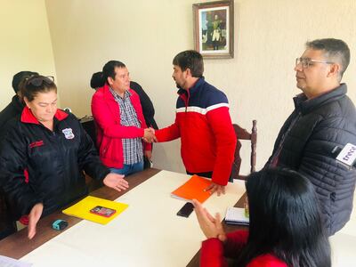 Momento que el concejal Hugo Darío Gabilán Moreira(FR-intendente interino) izquierda, saluda al presidente de la Junta Julio Ortiz (HC).