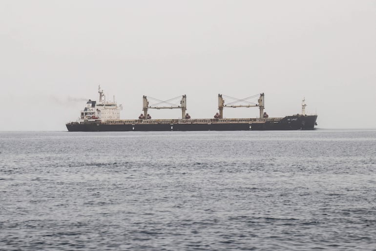 Un buque cruza el mar Rojo cerca de la costa de Yemen.