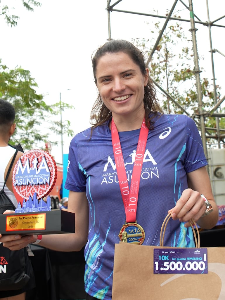 Santina con el premio a los 10 K: “Quiero desarrollar mi máxima capacidad en distancias menores”