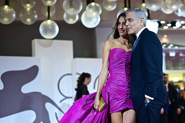 George Clooney y Amal Clooney posaron felices para los medios de prensa presentes en el Festival de Cine de Venecia. (Tiziana FABI / AFP)