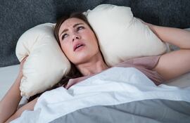 El nivel de molestia que sentimos ante los ruidos cuando nos dormimos no sólo depende de su volumen, sino también de nuestra actitud hacia ellos.