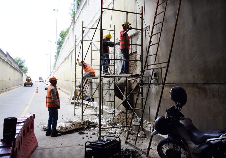 Obreros comenzaron a reparar las fallas del túnel de Autopista Ñu Guasu.