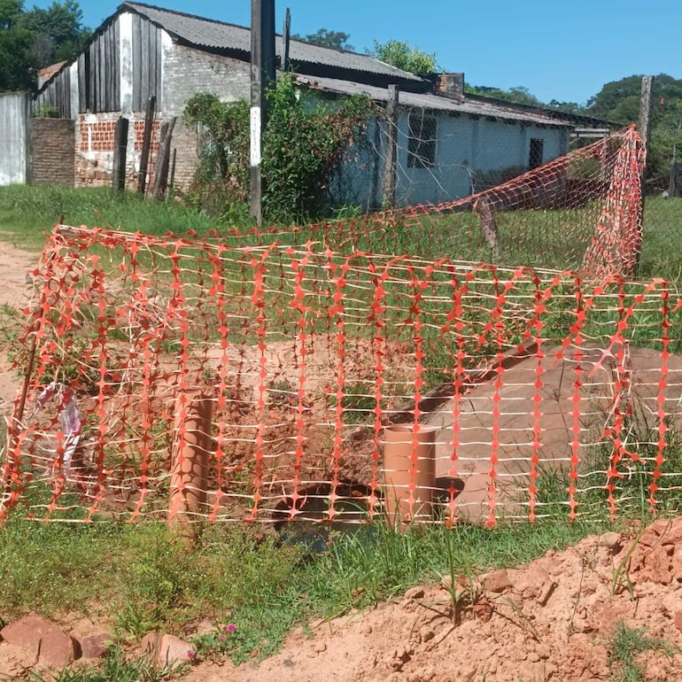 Registro abierto y lleno de agua estancada sobre la calle Teniente 1° Manuel Cabello.