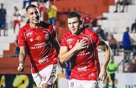 Juan Ángel "Pitbull" Martínez (derecha) y Jorge "Churrito" Colmán, futbolistas del General Caballero de Juan León Mallorquín, líder de la División Intermedia.