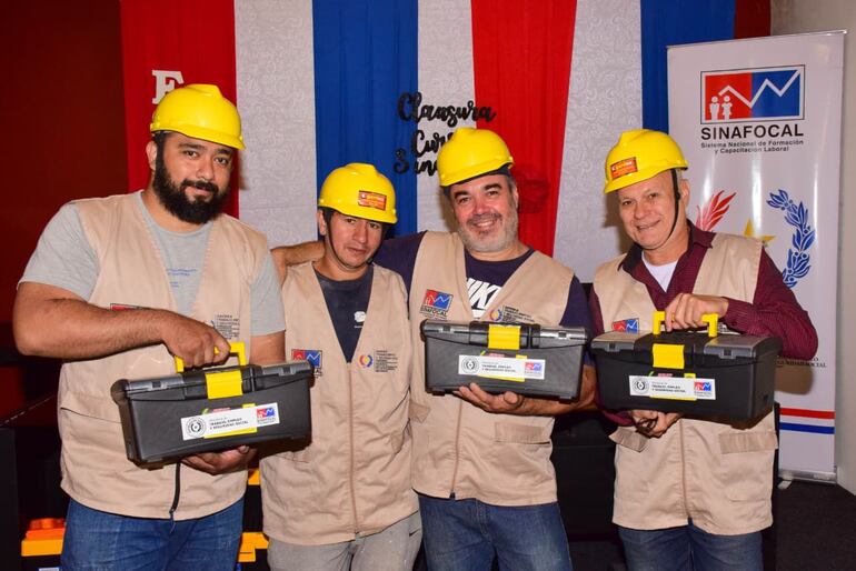 Además de certificados, los nuevos mandos medios recibieron el correspondiente kit de herramientas
