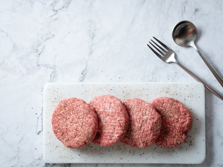 El avance de dietas centradas en carne, vísceras y leche cruda combina rechazo a los ultraprocesados, experiencias personales de enfermedad y desconfianza hacia las instituciones.