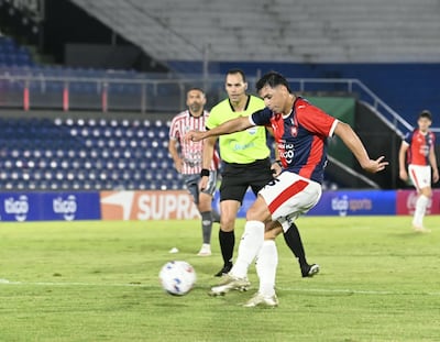 El lateral izquierdo de Cerro Porteño, Blas Riveros saca el zurdazo que terminaría siendo el descuento en el duelo por los cuartos de final de la Copa Paraguay ante Sportivo San Lorenzo.