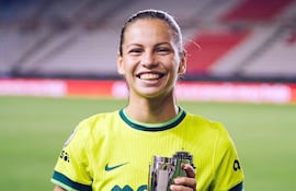 Claudia Martínez Ovando (18 años), con su trofeo de mejor jugadora en la victoria del Washington Spirit sobre Pachuca por 1-0.