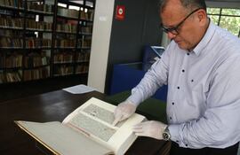 Javier Ortiz, director de la Biblioteca Nacional de Paraguay, muestra una de las siete réplicas de la biblia de Gutenberg, en Asunción. La Biblioteca Nacional de Paraguay incorpora oficialmente a su colección la única réplica de la Biblia de Gutenberg en Sudamérica, que será exhibida al público.