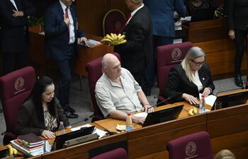 Yolanda Paredes, Walter Kobilansky y Lucía Mendoza de Cruzada Nacional en la sala de sesiones del Senado.