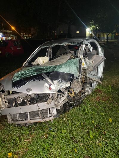 Totalmente destruido quedó el automóvil Toyota Platz que protagonizo un accidente de tránsito en Ypané.