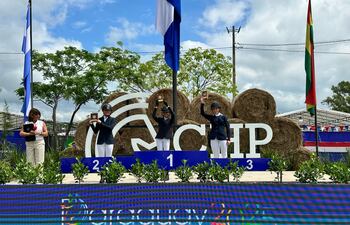 Cecilia Burali en lo alto del podio, se impuso en la categoría 1.00 metro, seguida por Erika Vouga (i), ambas del equipo paraguayo.