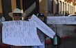 "Quiero una jubilación digna y segura", "Fuera Santi", "No hay democracia donde gobierna la mafia", rezan los carteles de estas mujeres manifestantes contra la ley que crea la Superintendencia de Jubilaciones y Pensiones.