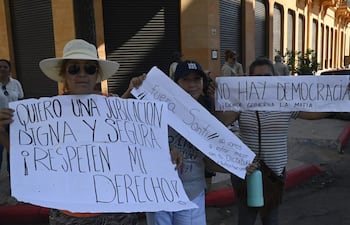 "Quiero una jubilación digna y segura", "Fuera Santi", "No hay democracia donde gobierna la mafia", rezan los carteles de estas mujeres manifestantes contra la ley que crea la Superintendencia de Jubilaciones y Pensiones.