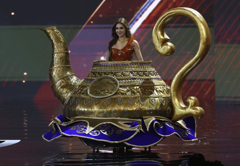 Miss Sri Lanka, Lihasha White, compite en el concurso de trajes nacionales de Miss Universo 2025.