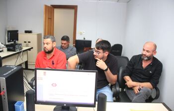 Gustavo Rodríguez (camisa negra) compareció a su audiencia preliminar ante el juez Humberto Otazú.