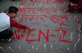 Recordación a las víctimas de las revueltas sociales en Nepal.
