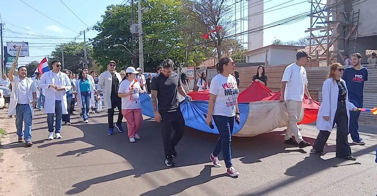 Marcha de médicos de Pedro Juan Caballero, durante la que uno de sus reclamos se basó en la falta de medicamentos e insumos para los pacientes de Salud Pública.
