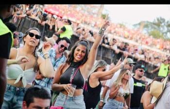 Cristina "Vita" Aranda, presenciando el festival en San Bernardino.