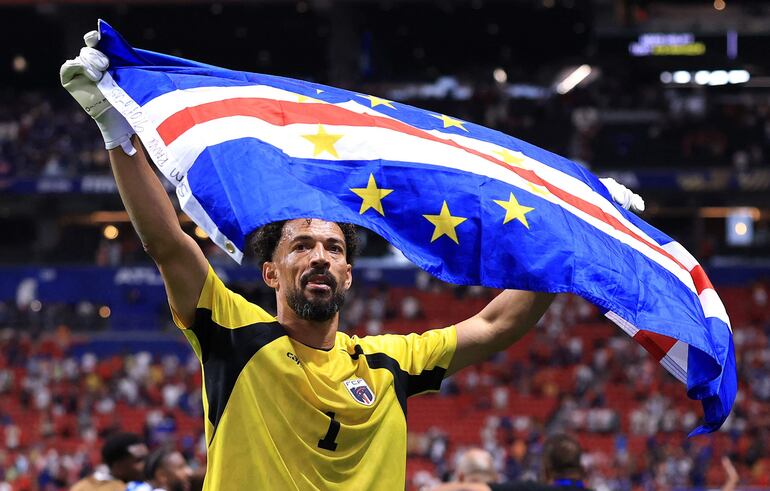 Vozinha #1 de Cabo Verde aplaude a los aficionados tras el empate 0-0 durante el partido del Grupo H de la Copa Mundial de la FIFA 2026 entre España y Cabo Verde en el Atlanta Stadium en Atlanta, Georgia.