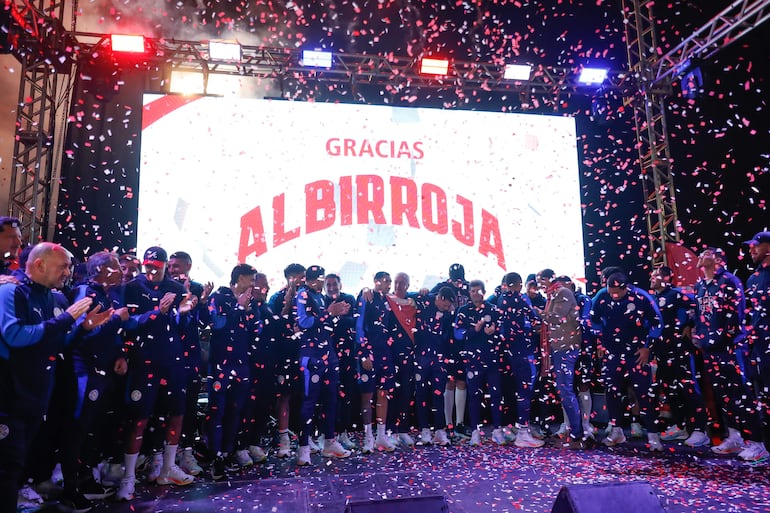 Los jugadores de la selección de Paraguay, Gustavo Alfaro, durante la recepción al equipo en el Aeropuerto Internacional Silvio Pettirossi, tras ser eliminada por Francia en los octavos de final de la Copa del Mundo, 6 de julio de 2026.