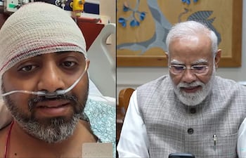 El primer ministro de la India, Narendra Modi (derecha), realizando una videollamada con el piloto de flydubai Smit Machchhar, quien se recupera en un hospital de los Emiratos Árabes Unidos. El primer ministro indio, Narendra Modi, declaró que las acciones del capitán de flydubai Smit Machchhar —atacado en pleno vuelo por su copiloto durante un trayecto de Dubái a Tel Aviv— ayudaron a salvar cientos de vidas y evitaron "una gran tragedia". (captura de video)