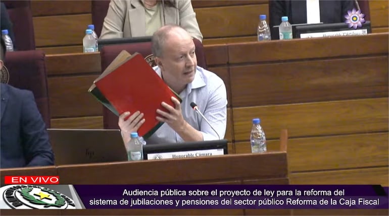 El ministro de Economía, Carlos Fernández Valdovinos, reiteró la apertura al diálogo por parte del MEF, e hizo entrega al Legislativo del cálculo actuarial como respaldo técnico, invitando a revisarlo.