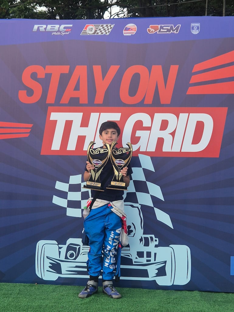 El piloto paraguayo de karting Nelson Segovia posa con sus trofeos.