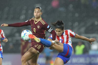 Camila Arrieta (d) de Paraguay disputa un balón con Deyna Castellanos de Venezuela este martes, en un partido de la Liga de Naciones Femenina entre Paraguay y Venezuela en el estadio La Huerta, en Asunción (Paraguay).