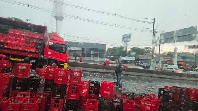 Cajas con botellas se esparcieron cerca del túnel de Tres Bocas y bloquearon el tránsito sobre PY01