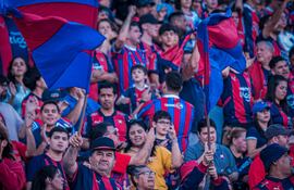 Los hinchas de Cerro Porteño en el estadio La Nueva Olla, en Asunción, Paraguay.