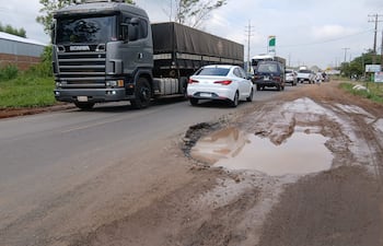 El pésimo estado del tramo Guarambaré–Villeta de la ruta D071 obliga a los conductores a andar en un carril o a escoger mejores caminos.