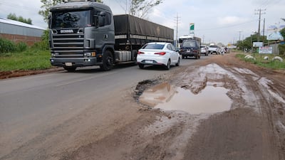El pésimo estado del tramo Guarambaré–Villeta de la ruta D071 obliga a los conductores a andar en un carril o a escoger mejores caminos.
