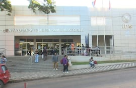Entrada del Centro IPS con personas esperando y conversando en un ambiente moderno y activo.
